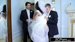 Bruden knepper brudgommen før brylluppet Thumb