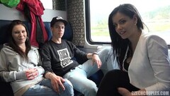Fire unge mennesker knepper perfekt i toget Thumb