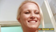 Den sexede kvinde knepper vidunderligt på moteltoilettet Thumb