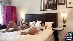 Kurvet asiatisk mor og liderlig stedsøn har sex på hotellet Thumb