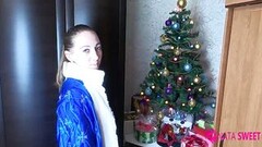 Den russiske kvinde i kostume sutter sin vens pik ved siden af juletræet Thumb