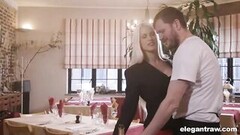 Blond kvinde nyder analsex i restauranten Thumb